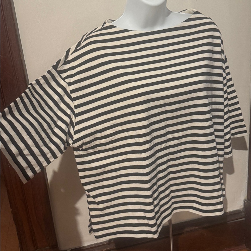 Uniqlo Black and White Striped Top - Picture 2 of 3